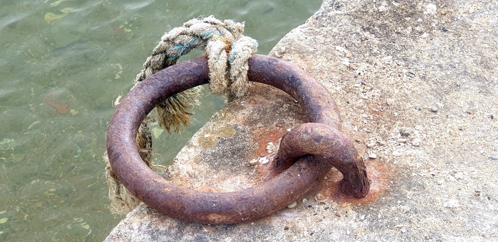 Anneau d'amarrage et cordage sur un quai de la ria d'Étel