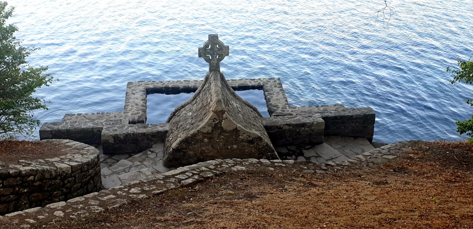 Vieille fontaine en pierre au bord de l'eau à Saint-Cado