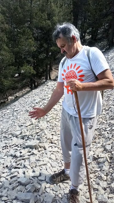 Philippe Huerne, géobiologue, teste un lieu avec sa baguette