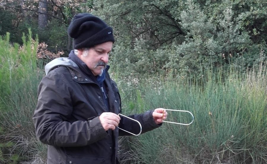 Philippe Huerne, géobiologue, avec ses baguettes de sourcier