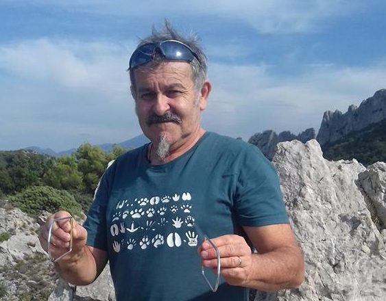 Philippe Huerne, géobiologue, avec son pendule