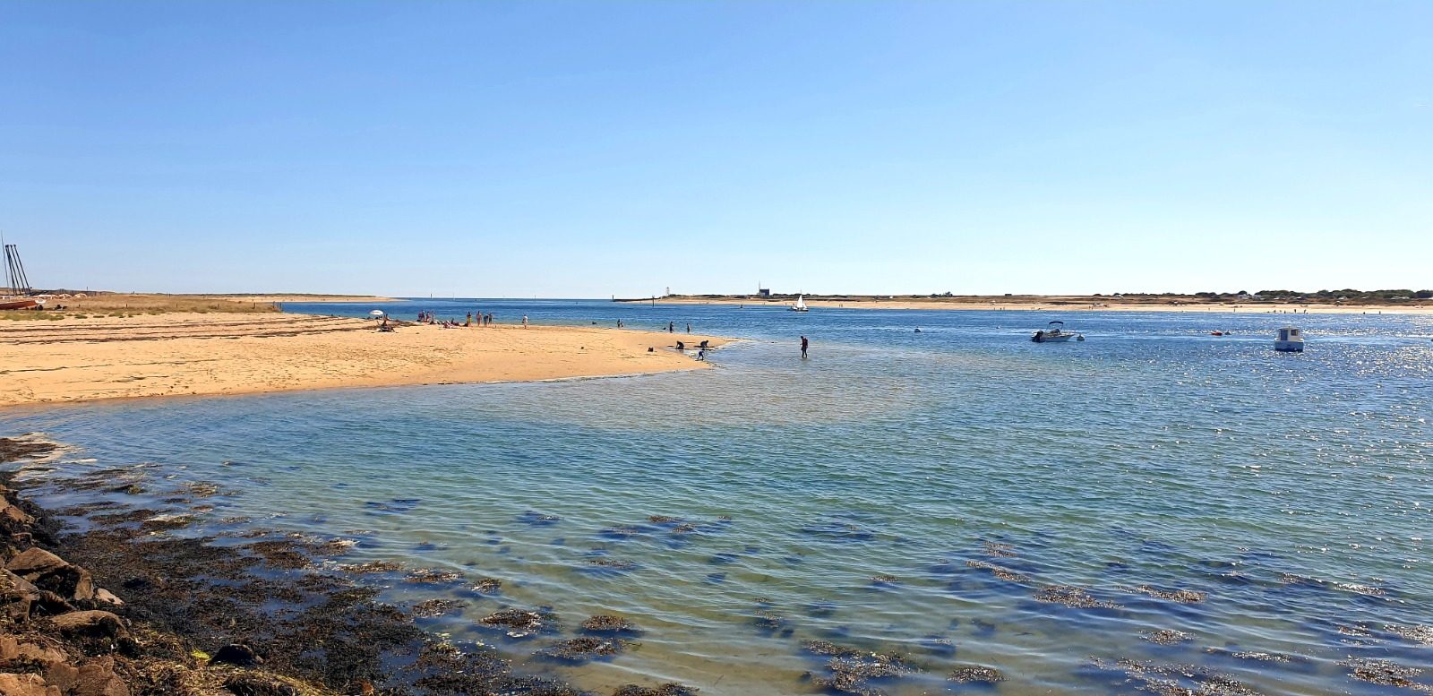 Eau claire et plage de sable sur la ria d'Étel