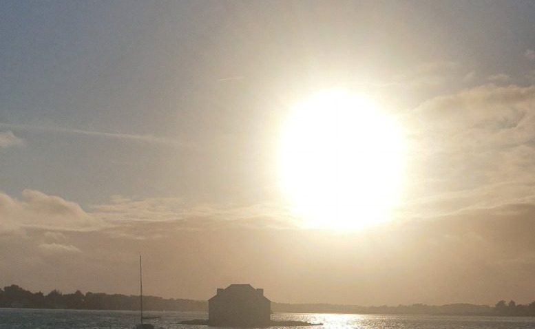 Soleil sur la ria d’Étel et la maison de l’îlot de Saint-Cado